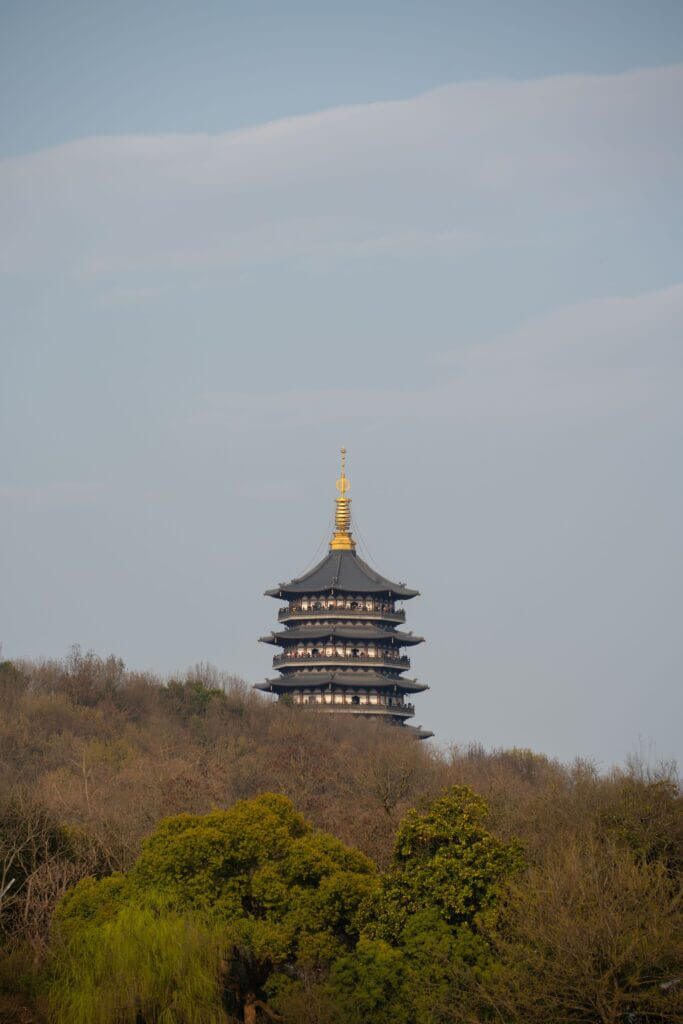 Vue captivante de la pagode Leifeng au milieu d’une végétation luxuriante à Hangzhou, Chine.