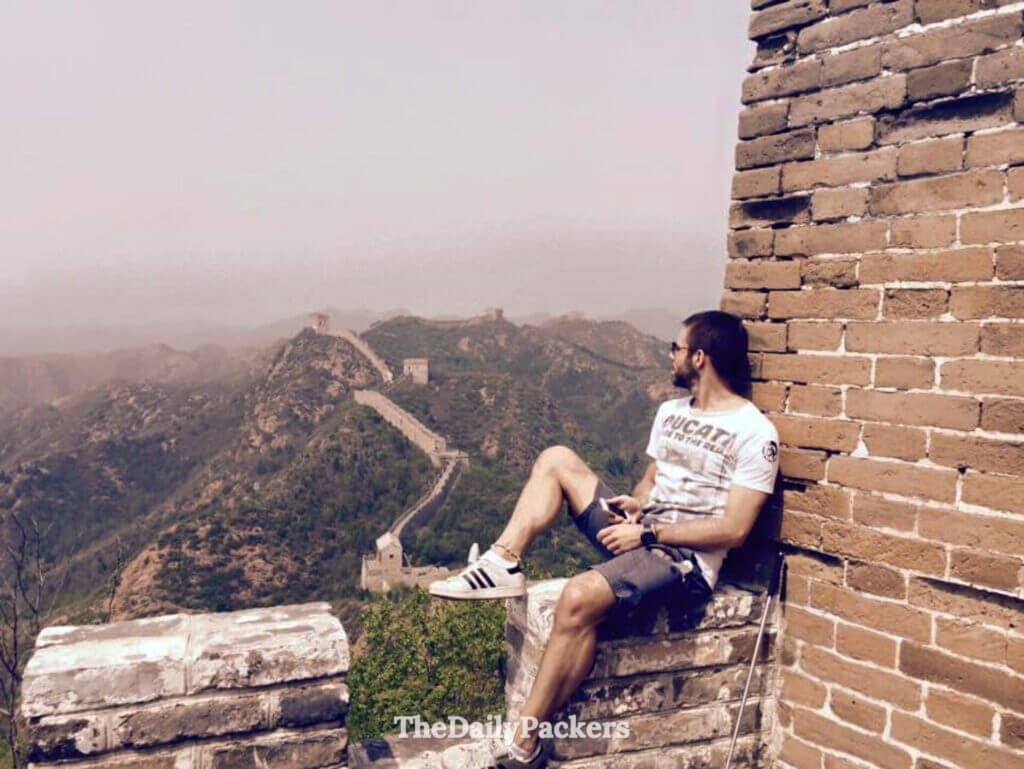Voyageur contemplant la Grande Muraille de Jinshanling serpentant à travers les montagnes brumeuses du Hebei, Chine