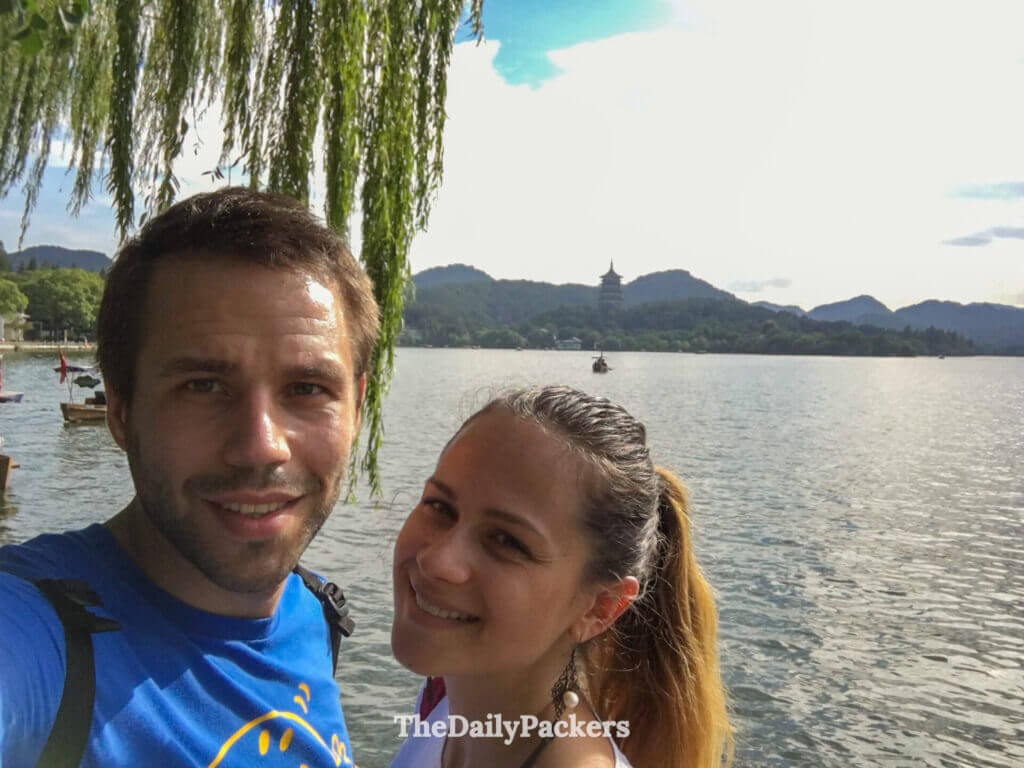 Selfie de couple au lac de l'Ouest avec la pagode Leifeng visible de l'autre côté de l'eau, Hangzhou
