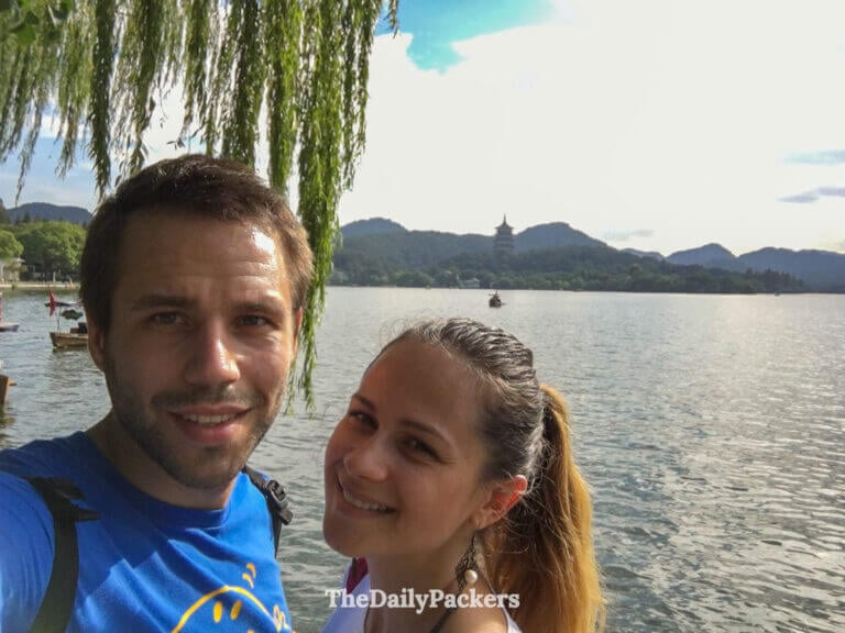 Selfie de couple au lac de l'Ouest avec la pagode Leifeng visible de l'autre côté de l'eau, Hangzhou
