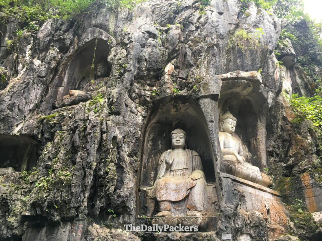 Anciennes sculptures bouddhistes rupestres avec des statues de Bouddha assis au temple Lingyin, Hangzhou