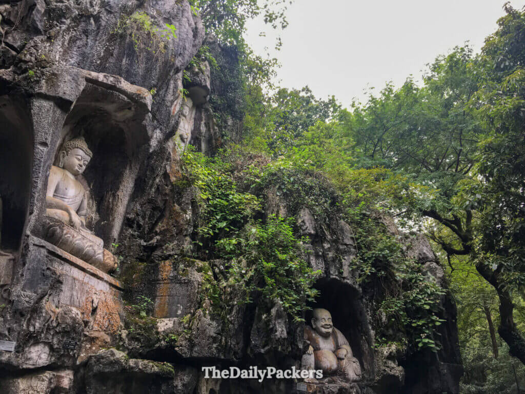 Statues de Bouddha et de Maitreya rieur sculptées dans des falaises de calcaire au temple Lingyin, Hangzhou