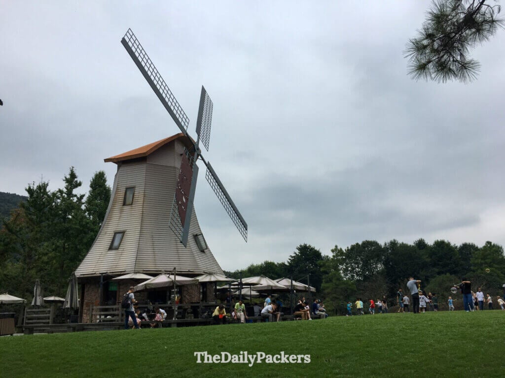 Café-moulin de style hollandais sur une pelouse verdoyante au parc Taiziwan, Hangzhou