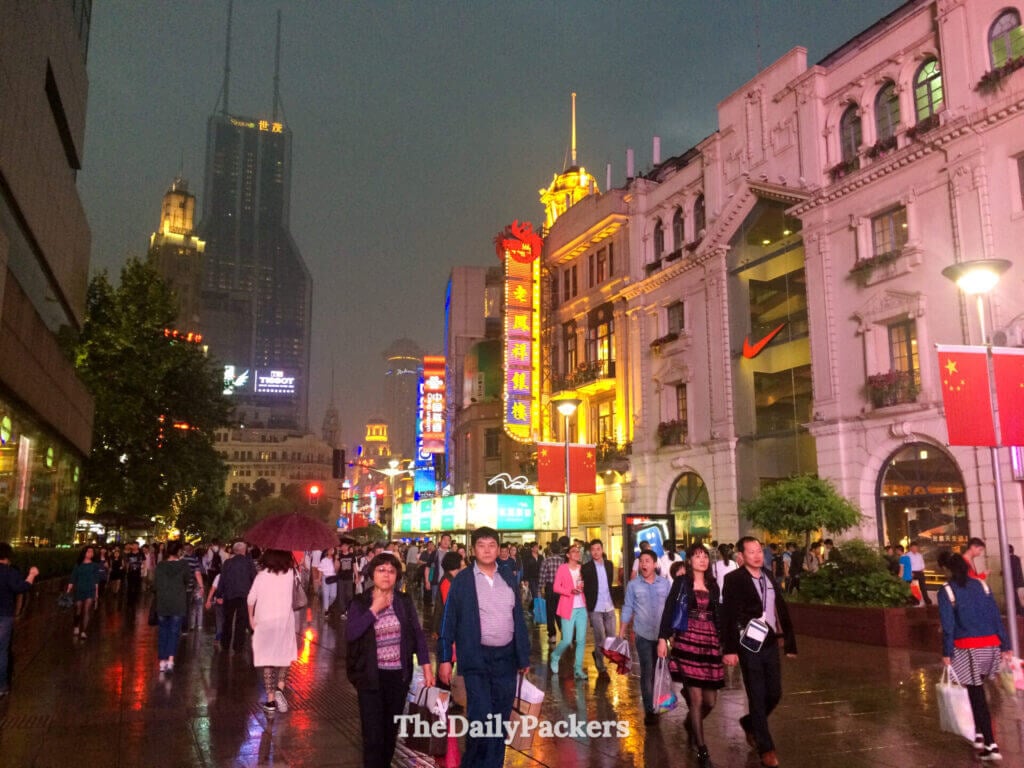 Foules marchant dans la rue piétonne de Nankin la nuit avec des enseignes au néon, Shanghai