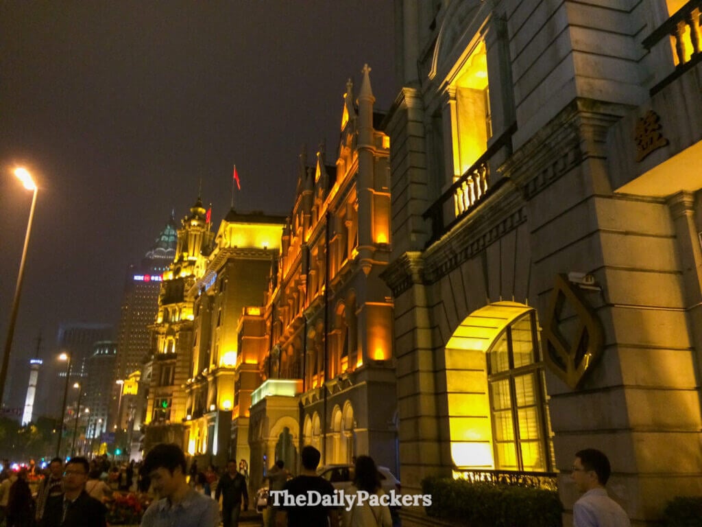 Bâtiments illuminés de l'époque coloniale le long de la promenade du Bund la nuit, Shanghai