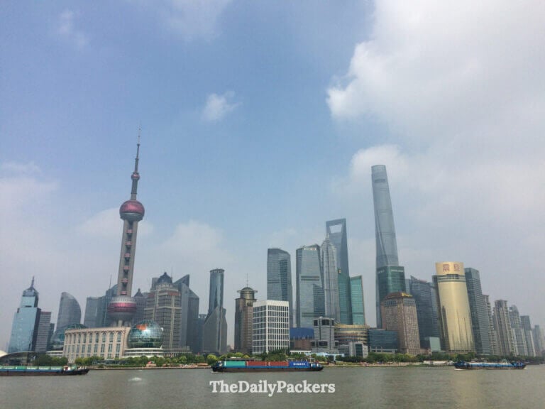Skyline de Pudong avec la tour de la Perle de l'Orient et la tour de Shanghai vue depuis le Bund de l'autre côté de la rivière Huangpu