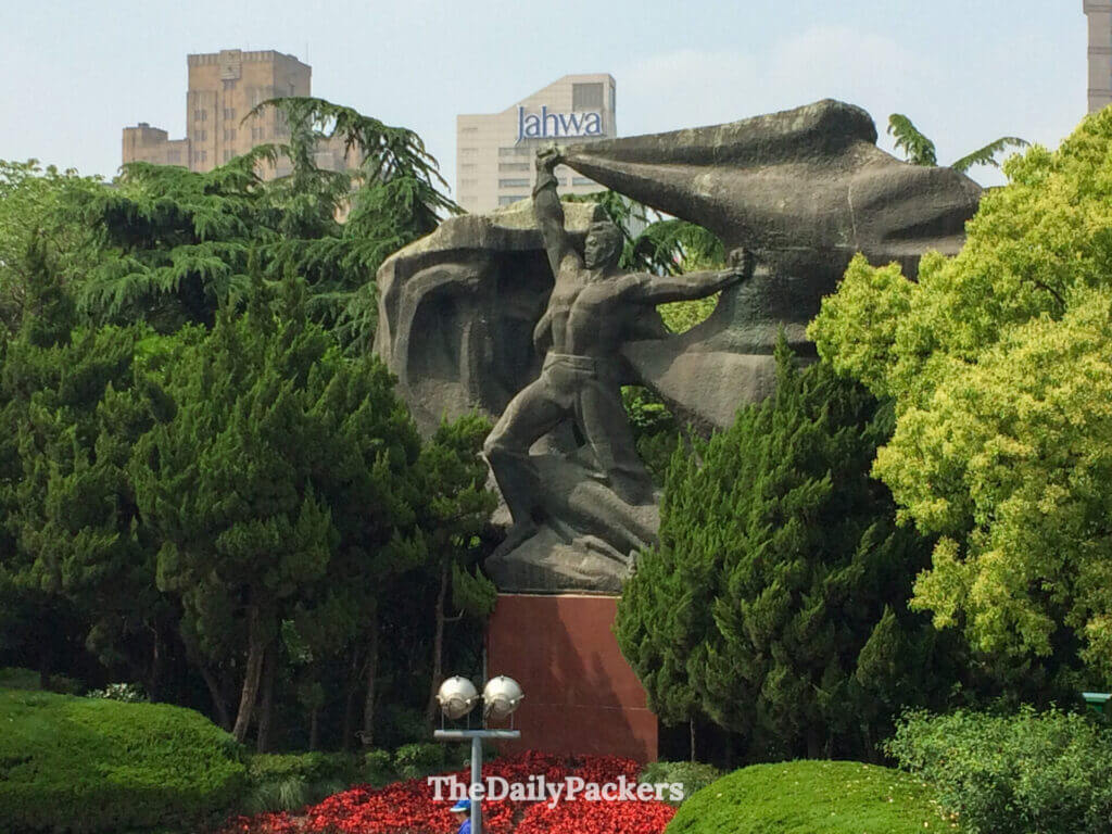 Statue révolutionnaire en bronze dans le parc Huangpu près du Bund avec les gratte-ciel de Pudong derrière, Shanghai