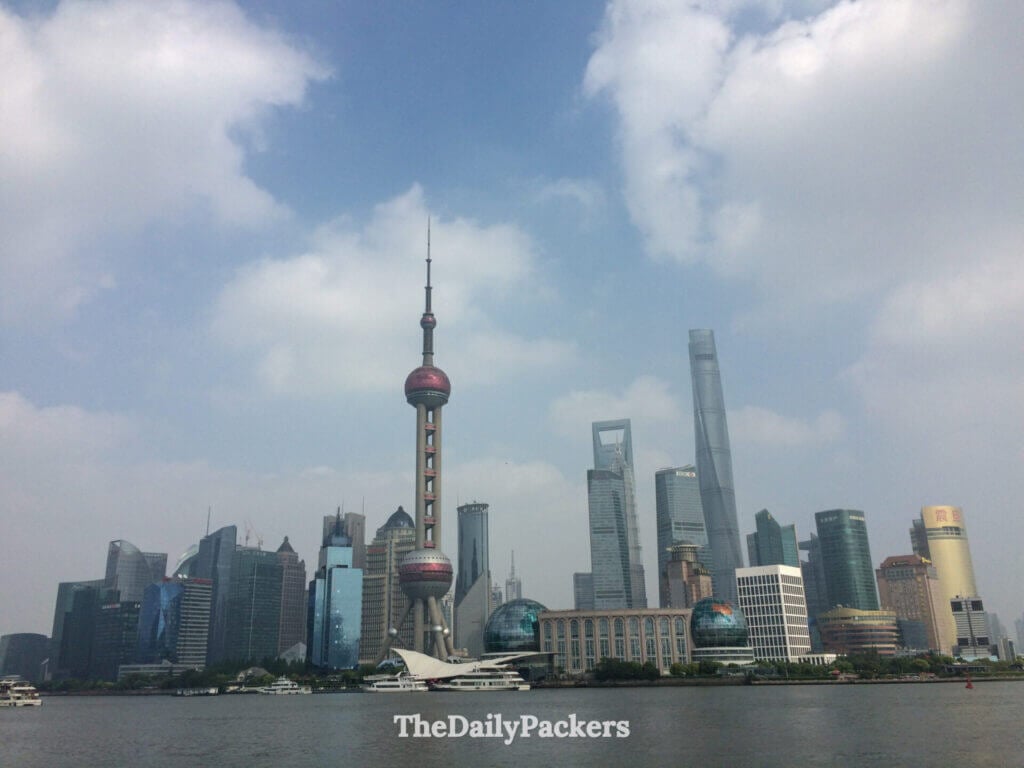 Vue panoramique du quartier financier de Lujiazui à Pudong avec la tour de la Perle de l'Orient depuis le Bund, Shanghai