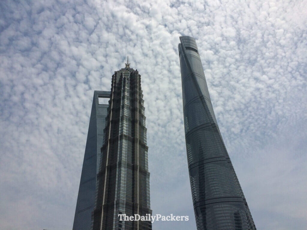 Vue en contre-plongée de la tour Jin Mao et de la tour de Shanghai s'élevant dans un ciel dramatique rempli de nuages, Pudong