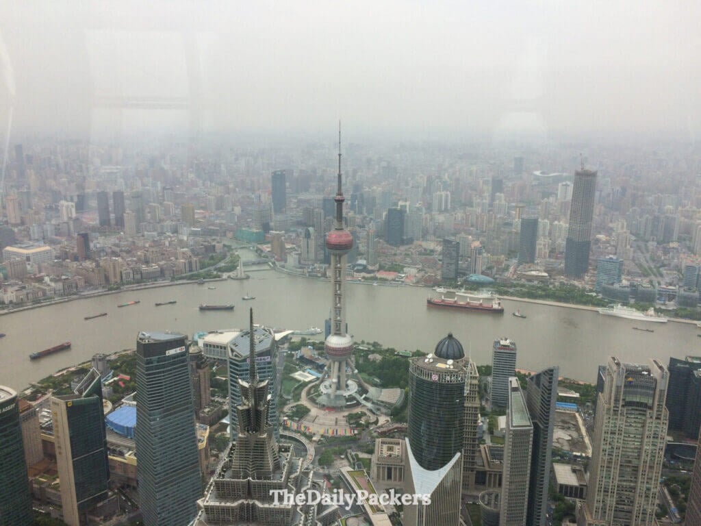 Vue aérienne de la tour de la Perle de l'Orient et de la rivière Huangpu depuis l'observatoire du centre financier mondial de Shanghai