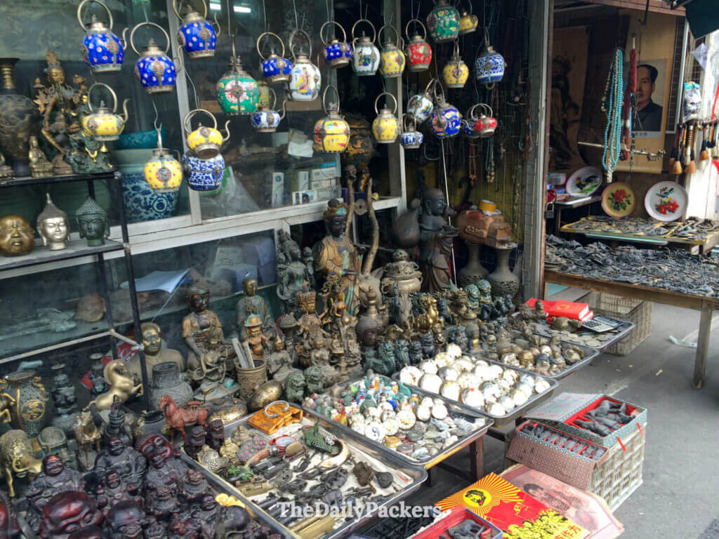 Lanternes cloisonnées colorées et figurines de Bouddha en bronze au marché d'antiquités de la rue Dongtai, Shanghai