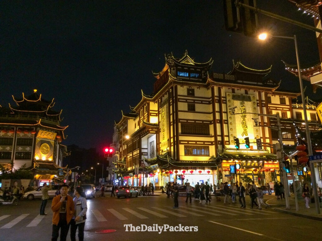 Bâtiments de style dynastie Ming illuminés et porte ornée dans la rue du bazar du jardin Yu la nuit, Shanghai