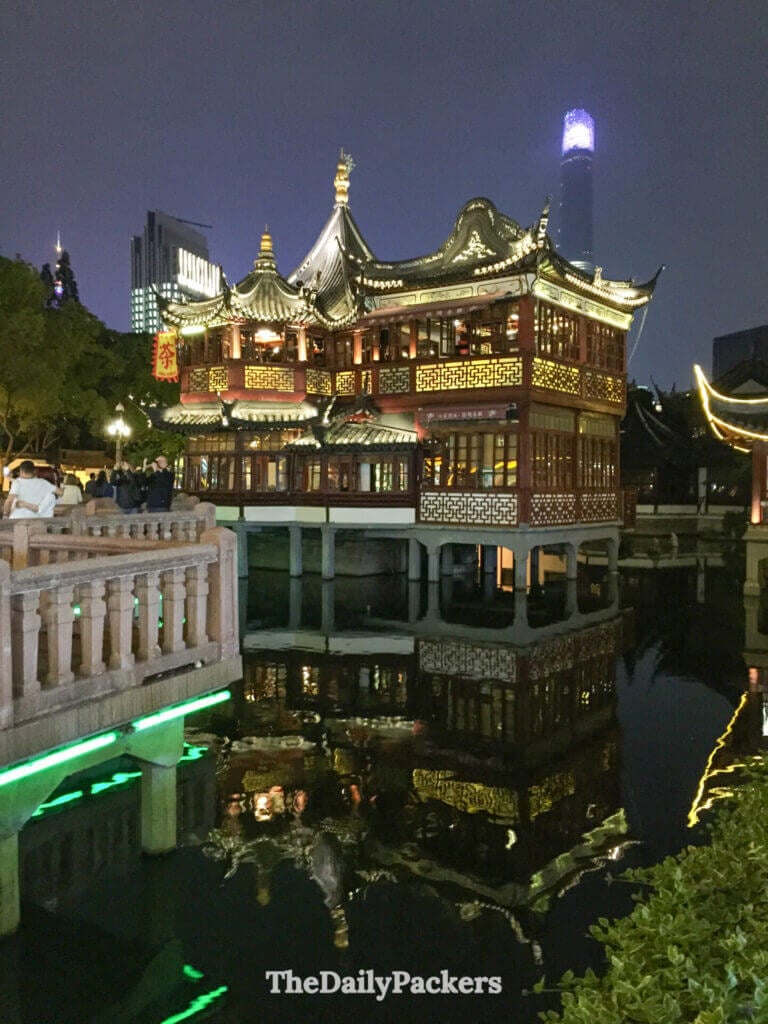 Pavillon de la maison de thé Huxinting reflété dans le lac au bazar du jardin Yu la nuit, Shanghai