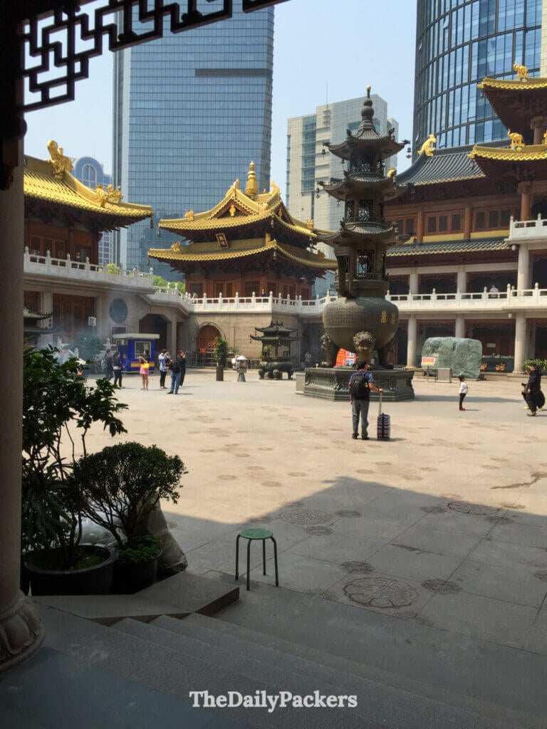 Brûleur d'encens en bronze dans la cour du temple Jing'an entouré de salles au toit doré, Shanghai