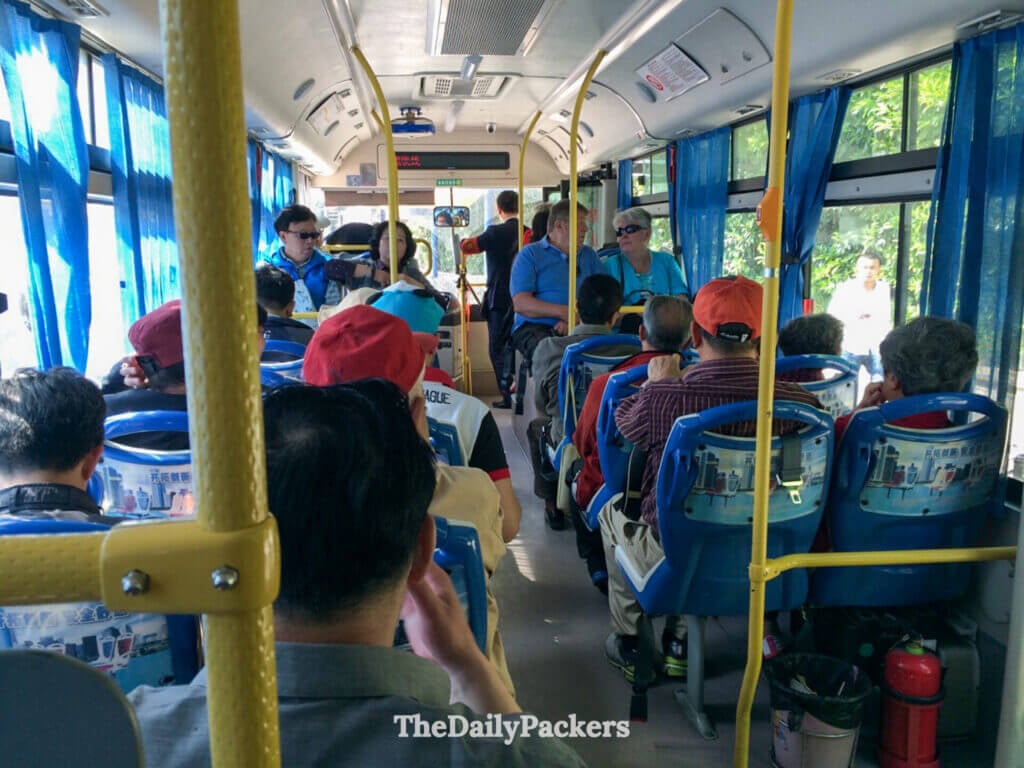 Intérieur d'un bus urbain local de Shanghai rempli de passagers, une option de transport économique pour les visiteurs