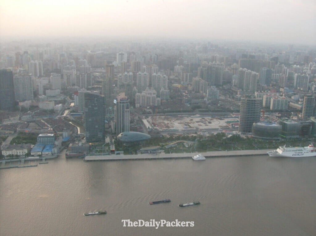 Vue aérienne du front de mer de la rivière Huangpu et du paysage urbain de Shanghai depuis la tour de la Perle de l'Orient