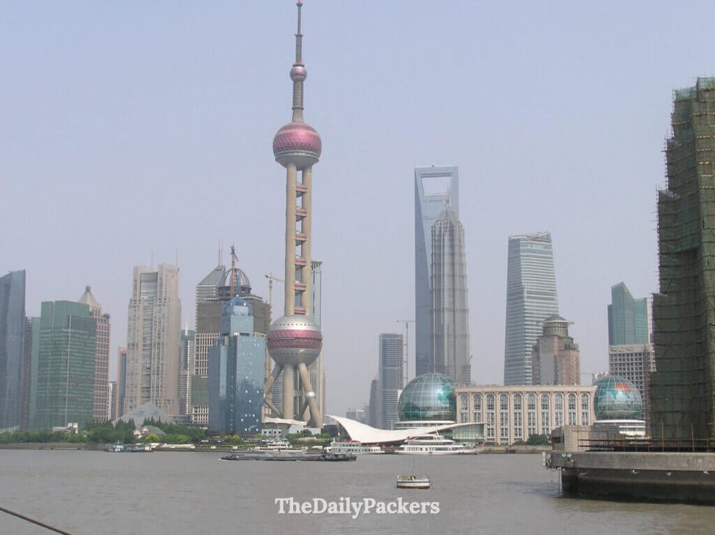 Tour de la Perle de l'Orient dominant la skyline de Pudong de l'autre côté de la rivière Huangpu depuis le Bund, Shanghai