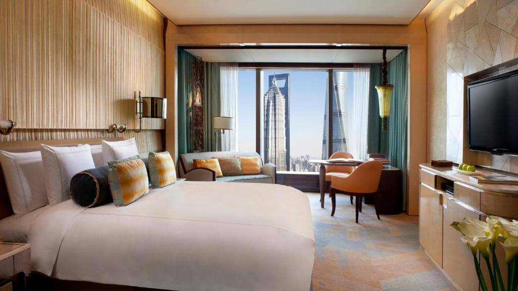 Chambre king de luxe au Ritz-Carlton Pudong avec vue du sol au plafond sur la tour Jin Mao, Shanghai