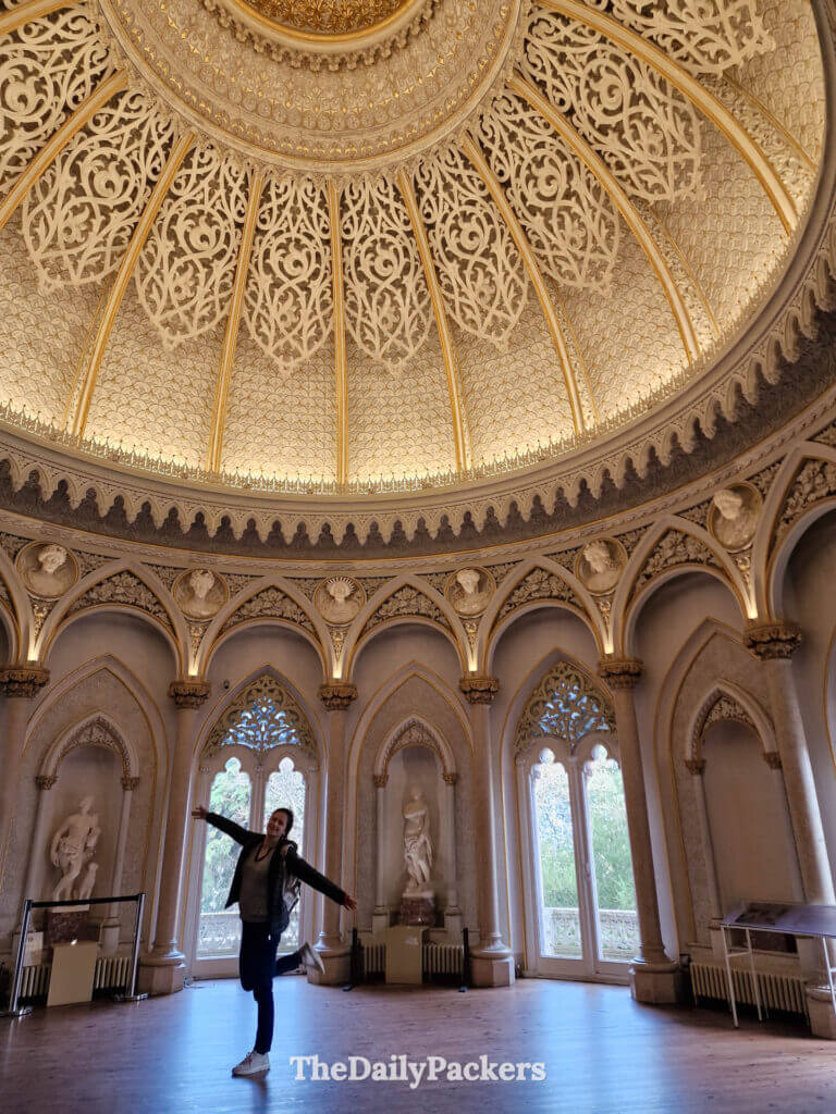 Dôme complexe et arches en stuc ornées à l’intérieur de la salle de musique du palais de Monserrate.