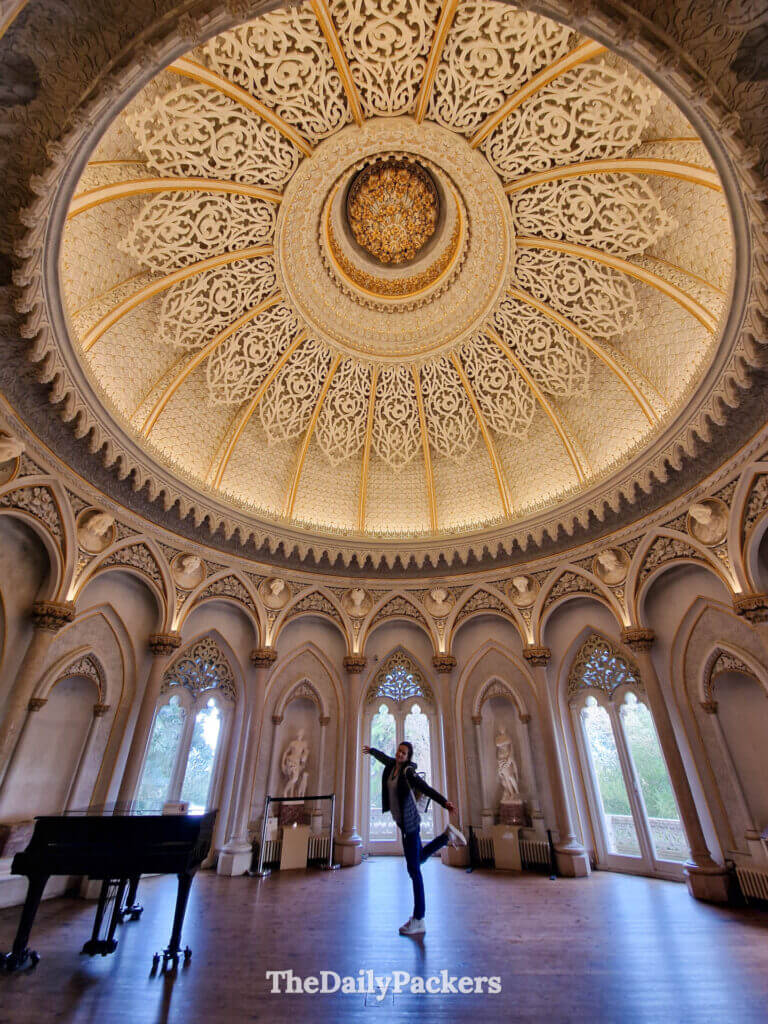 Vue large de la salle de musique du palais de Monserrate, avec des colonnes de marbre et un dôme.