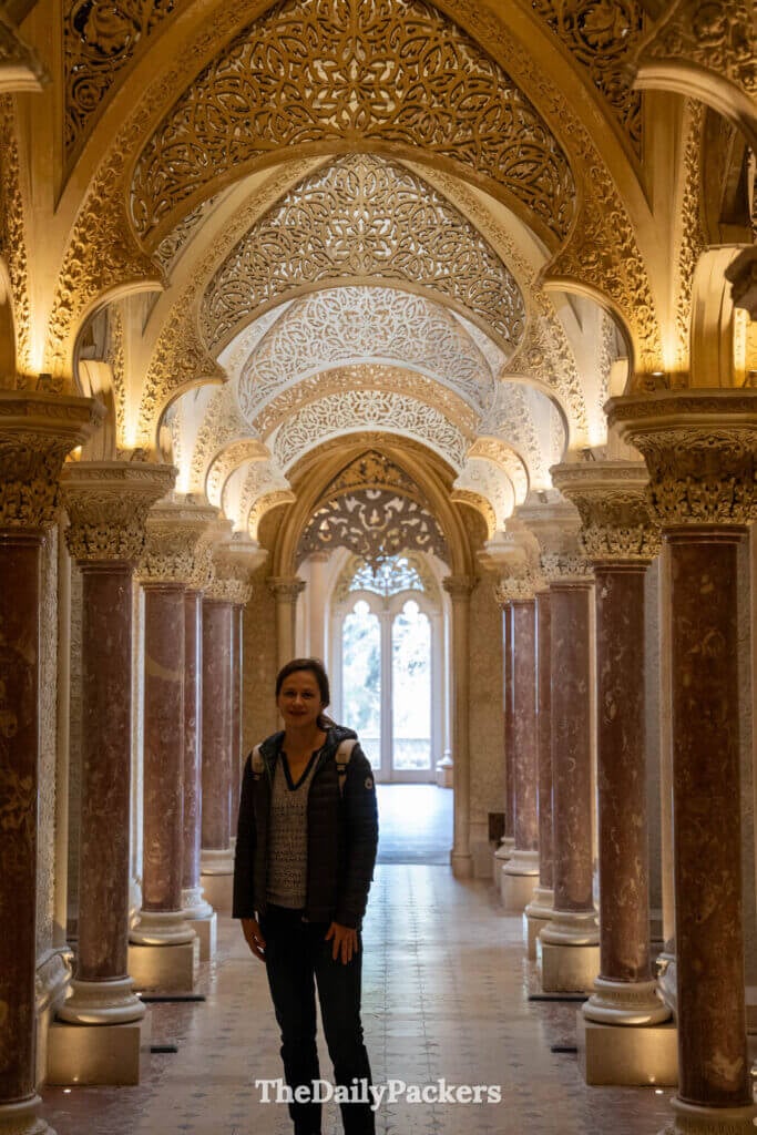 Élégantes colonnes de marbre et arches gothiques complexes le long de la galerie principale du palais.