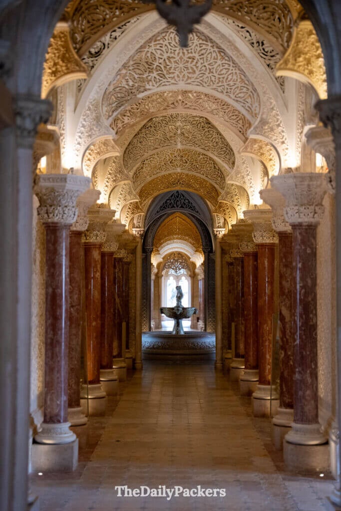Vue en perspective symétrique d’un long couloir de galerie décoratif à l’intérieur du palais de Monserrate.