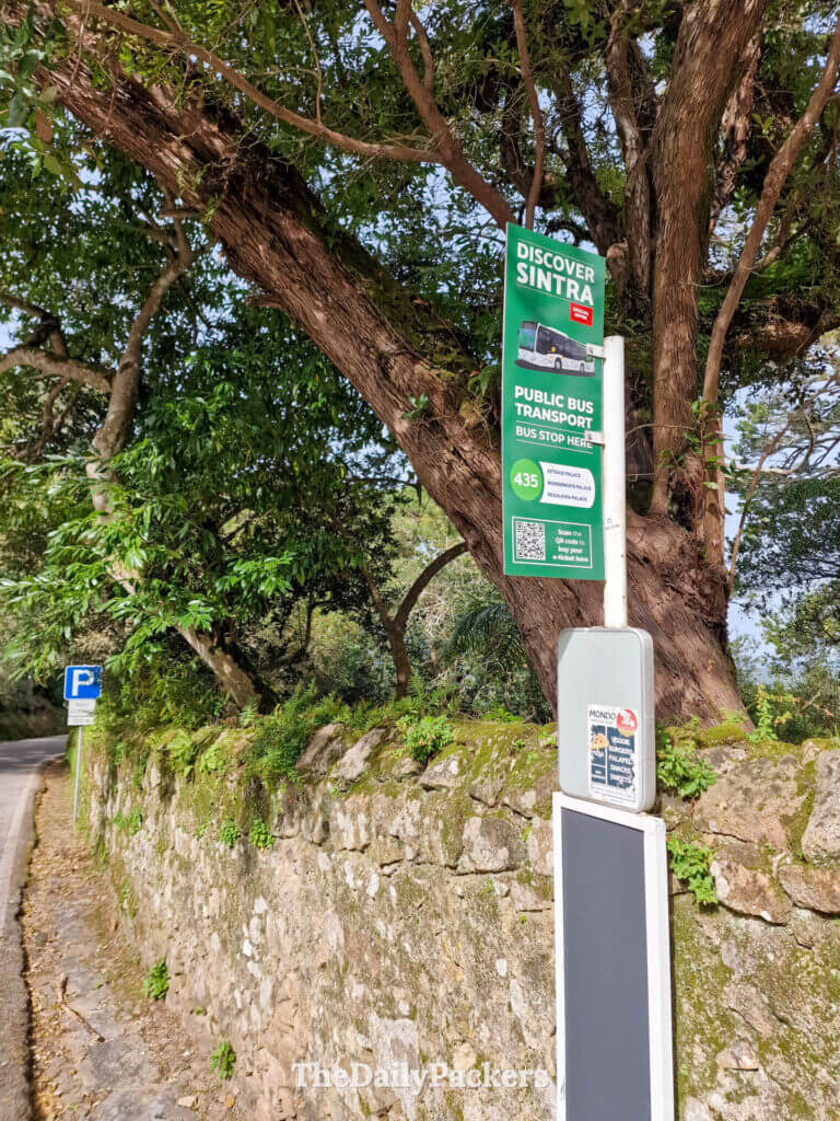 Le panneau d’arrêt de bus touristique local Scotturb à côté d’un mur de pierre sur la route du palais de Monserrate.