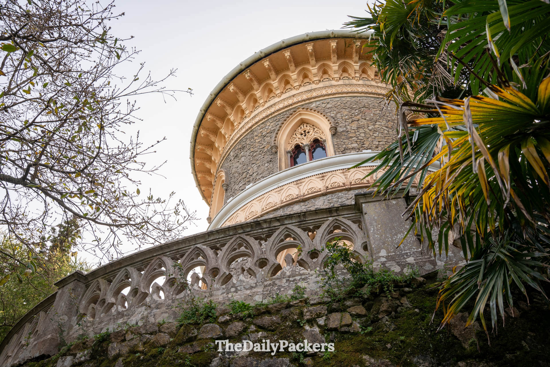Gros plan sur la tour circulaire en pierre néo-gothique du palais de Monserrate à Sintra, Portugal.
