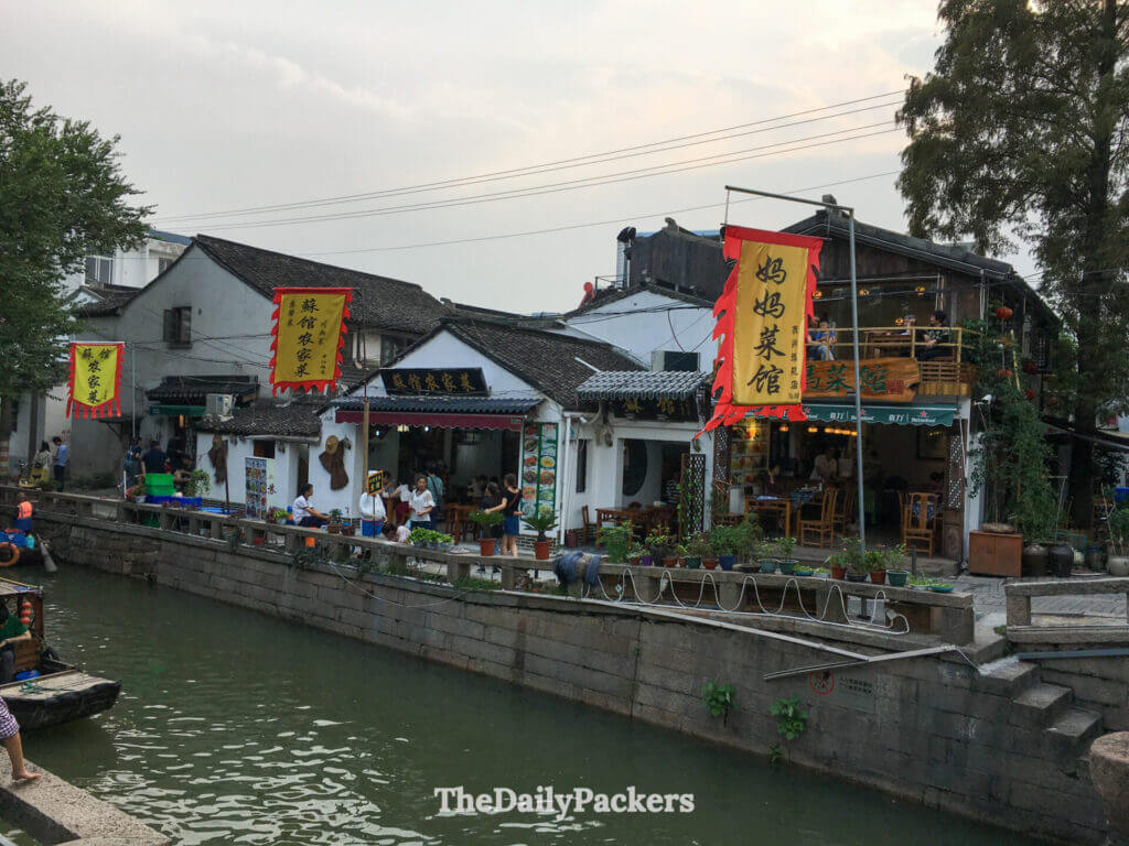 Restaurants au bord de l’eau avec des bannières chinoises le long du pittoresque canal du pavillon Chaozong à Suzhou