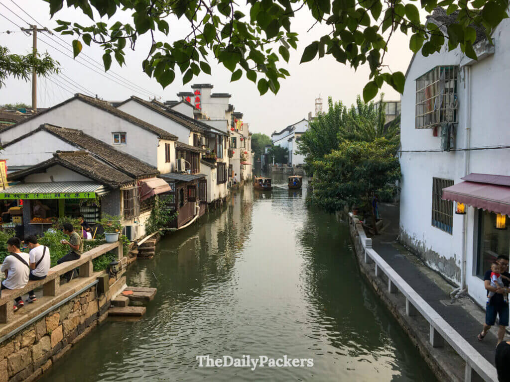 Vue panoramique du canal de la rue Shantang de Suzhou bordé de maisons de marchands historiques de style Ming