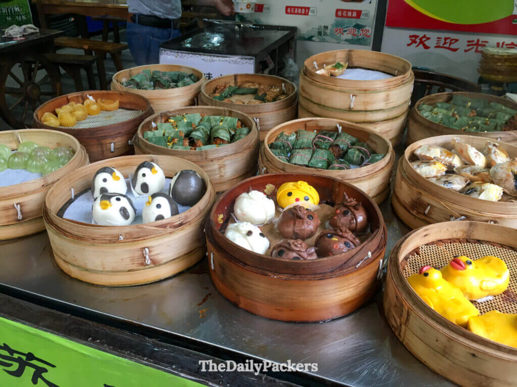 Dim sum fantaisistes en forme d’animaux dans des paniers vapeur en bambou, dans un stand de nourriture vendue dans la rue à Suzhou