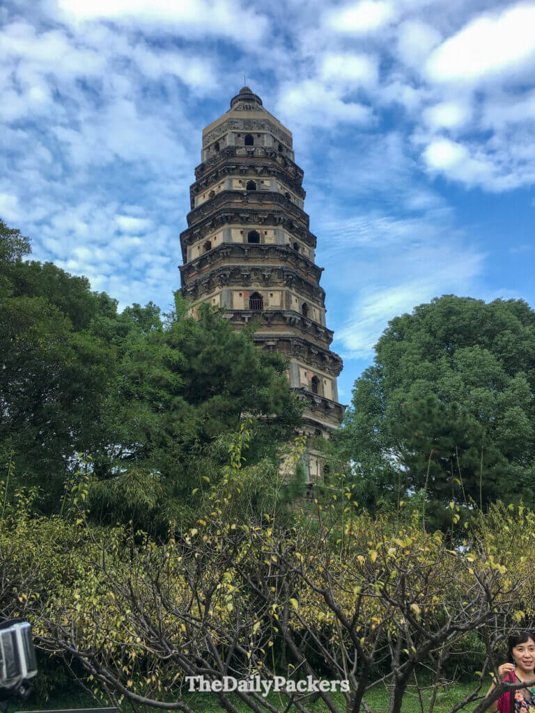 Gros plan sur l’ancienne pagode de la Roche des Nuages, à sept étages, à Tiger Hill à Suzhou, sur fond de ciel bleu
