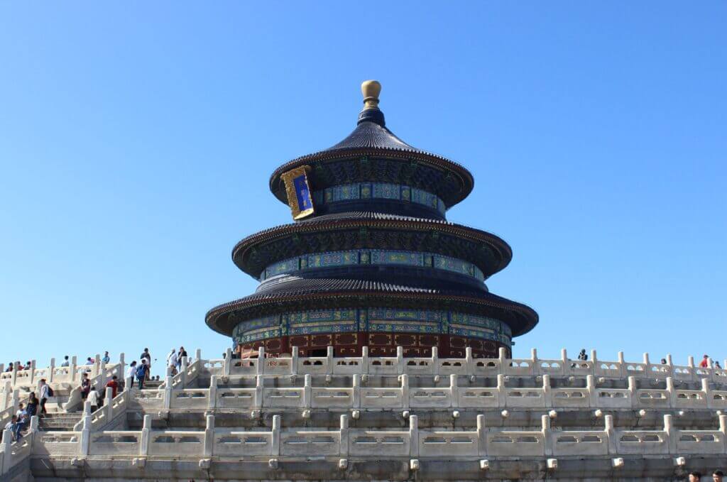 L’emblématique Temple du Ciel à Pékin, capturé sous un ciel bleu dégagé, mettant en valeur l’architecture traditionnelle chinoise.