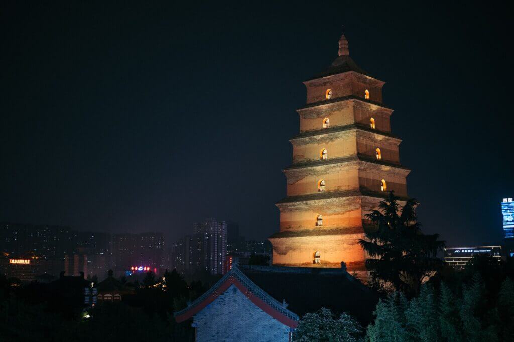 Superbe vue nocturne de la Grande Pagode de l’Oie sauvage illuminée à Xi’an, Chine.