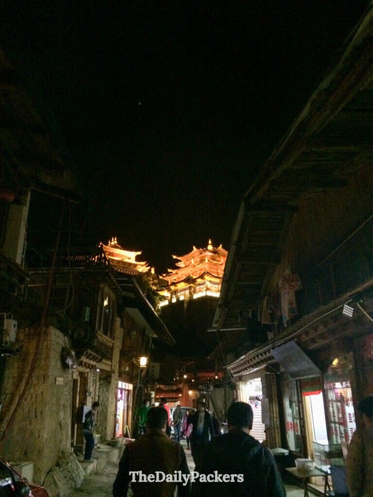 Le temple de Guishan illuminé de nuit au-dessus des ruelles de la vieille ville de Shangri-La, Yunnan, Chine.