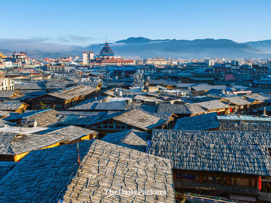Brume matinale sur les toits en bardeaux de la vieille ville de Dukezong, Shangri-La, Yunnan.