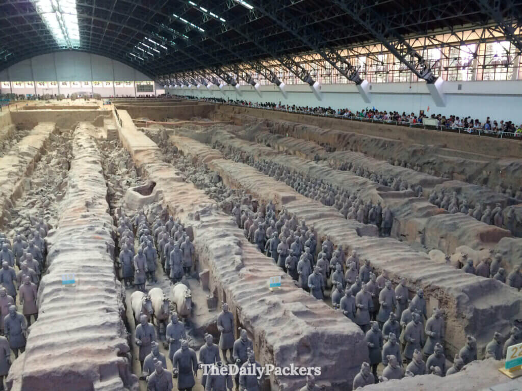 Rangées d’anciens soldats en argile dans la fosse 1, musée de l’armée de terre cuite, Xi’an, Chine