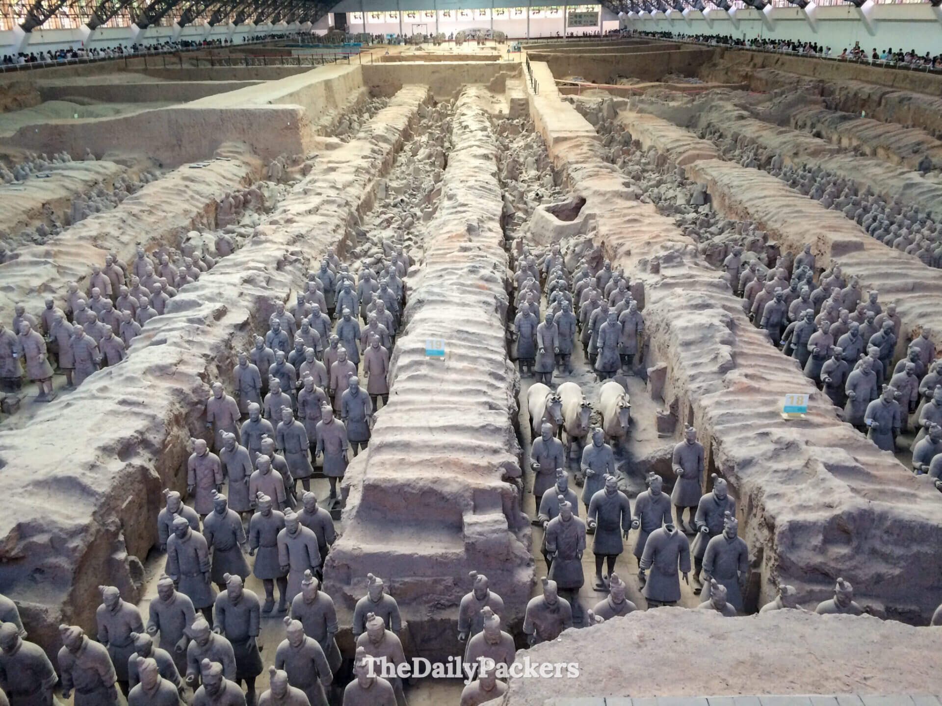 Tranchées excavées avec des guerriers en terre cuite alignés en formation, Xi’an, Chine