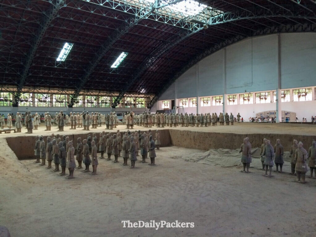 Vue d'ensemble du hangar de la fosse 1 montrant les soldats de terre cuite sur le site de fouilles ouvert