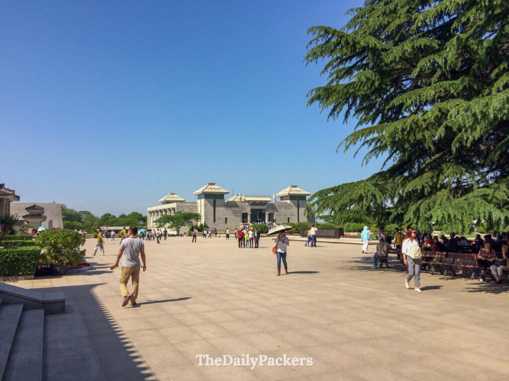 Des visiteurs traversent l’esplanade devant l’entrée du musée de l’armée de terre cuite, Xi’an
