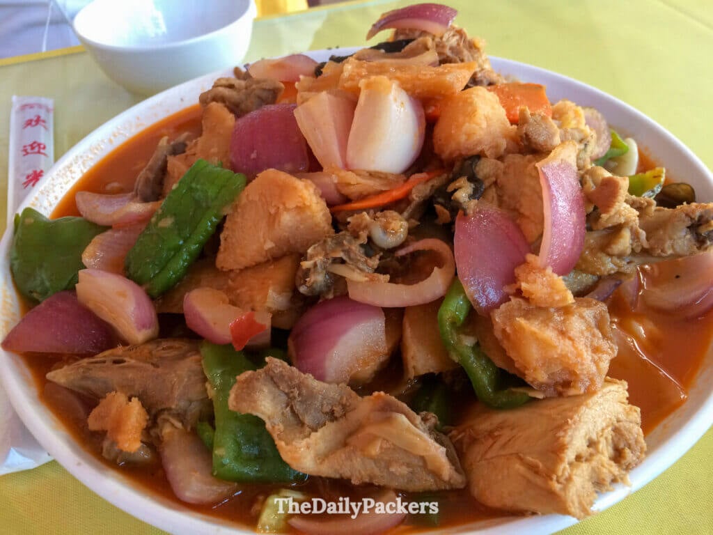 Ragoût épicé de nouilles biang biang au poulet, poivrons et oignons, Xi’an