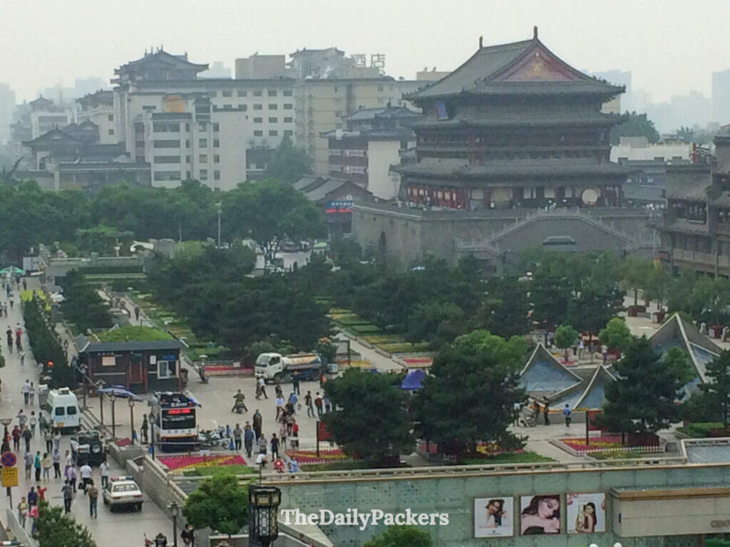 La Tour du Tambour de Xi’an domine la place et les rues de la vieille ville