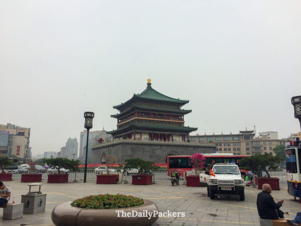 La Tour de la Cloche de Xi’an domine la place animée de la ville par temps brumeux