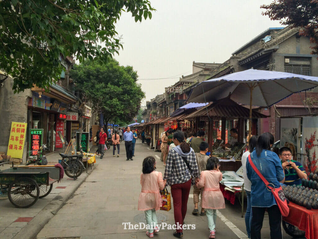 Vendeurs et passants bordent la rue traditionnelle du quartier musulman de Beiyuanmen