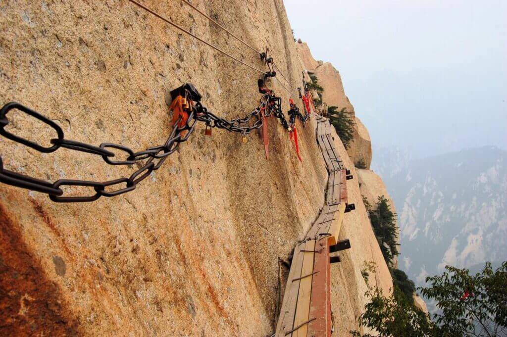 Passerelle dangereuse via ferrata au sommet du mont sacré Hua Shan, dans la province du Shaanxi près de Xi’an, Chine